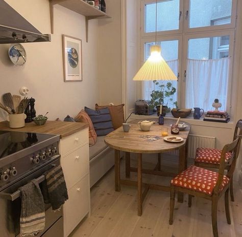 Small Cozy Appartement, Balcony Eating Spaces, Clean Small Apartment, Narrow Kitchen Decor, Dining Table On Carpet, First Flat Ideas, Kitchen Couch Seating, Thrifted Home Aesthetic, Studio Apartment Dining Area