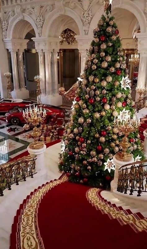 Christmas Mansion Aesthetic, Expensive Christmas Decor, Christmas Mansion Interior, Christmas Mansion Exterior, Mansion Christmas Decor, Christmas Mansion, Christmas Palace, New York Noel, Rich Christmas