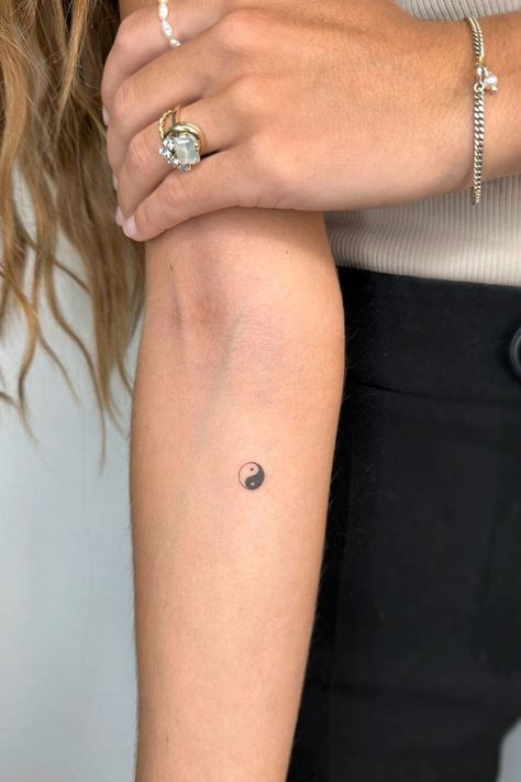 Tattoo For Small Arms, Tiny Ying Yang Tattoo, Yin Yang Small Tattoo, Minimal Tattoo Design Women, Small Tattoos Ying Yang, Simple Yin Yang Tattoo, Small Ying Yang Tattoo, Small Yin Yang Tattoo, Small Tattoos For Women Unique