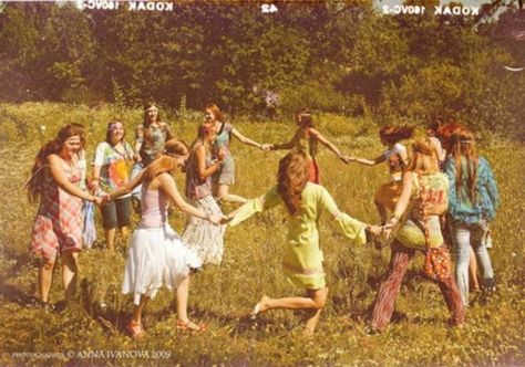 Hippies running in a circle Hippie Commune, Mundo Hippie, Looks Hippie, Style Hippie Chic, Fashion 60s, Women Dancing, Vintage Foto's, 60s Hippie, Moda Hippie