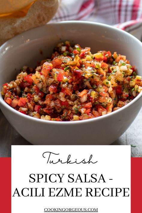 Turkish spicy salad made with finely chopped peppers, onions, tomatoes, and parsley, and dressed with olive oil, lemon juice, and pomegranate molasses. Ezme Recipe, Ezme Salad, Meze Recipes, Pide Bread, Turkish Pide, Easy Veggie Side Dish, Vegetarian Party Food, Spicy Dip, Fun Dinner