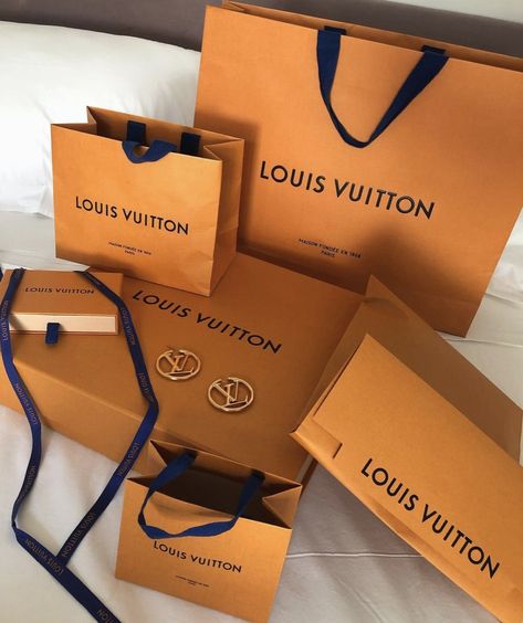 Louis Vuitton Shopping Bag Aesthetic, Wealthy Lifestyle Luxury, Branded Gift Bags, Bucket Gifts, Paper Bag Design, Famous Babies, Louis Vuitton Gifts, Louis Vuitton Paris, Luxury Birthday