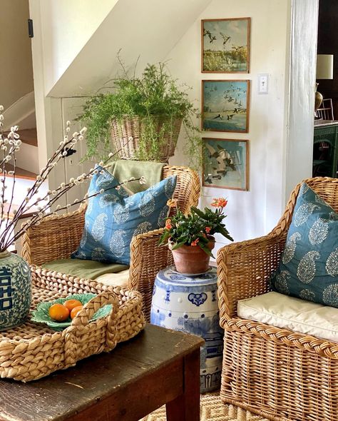 Vintage Wicker Chair, Bohemian Outdoor, Instagram Light, Deco Boheme, Wicker Chairs, Hamptons Style, Wicker Furniture, A Living Room, Porch Swing