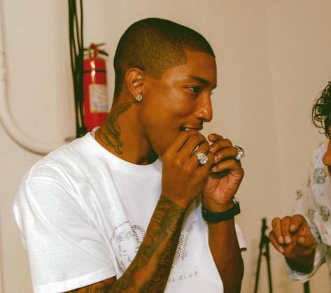 Strapped Archives on Instagram: “Pharrell Williams photographed by Johnny Nunez while receiving new grills from Gabby The Jeweler in New York City, NY - August 25, 2004” Nerd Pharrell, 2000s Fashion Men, The Maxx, Rap Aesthetic, August 25, Hip Hop Culture, Pharrell Williams, Black Excellence, What’s Going On