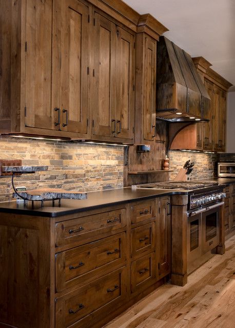 Rustic Kitchen Backsplash Ideas Stone, Cabin Kitchen Makeover, Kitchen Ideas Stained Cabinets, Knotty Wood Kitchen Cabinets, Rustic Kitchen Cabinet Colors, Wood Kitchen Cabinets With Wood Floors, Natural Wood Interior Design, Stained Cabinets Kitchen, Chestnut Cabinets