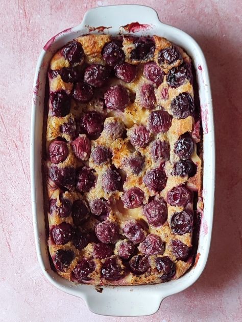 Clafoutis aux cerises de Cyril Lignac - chocacaothe French Desserts Easy, Fennel Slaw, Clafoutis Recipes, Cherry Clafoutis, French Dessert, Cherry Recipes, Pudding Cake, Köstliche Desserts, Sweet Cherries