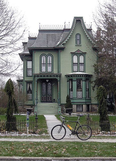 Victorian Style Homes, Hijau Mint, Casas Coloniales, Craftsman Style Homes, Craftsman Bungalows, Victorian Architecture, Victorian Houses, Hus Inspiration, Cute House