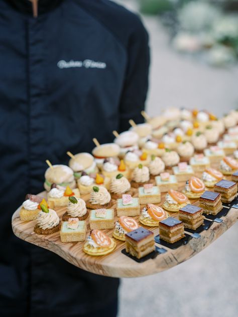 Finger Food Canapes, Pass Around Food Ideas, Canapes Set Up Ideas, Canapé Serving Ideas, Canapes Ideas Wedding, Wedding Canapes Ideas Receptions, Elegant Canapes Presentation, Catering Ideas Dessert, Breakfast Canapes Ideas