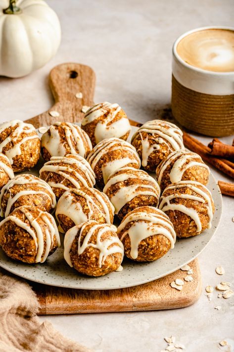 Delicious pumpkin energy bites made with creamy peanut butter, crunchy pecans, and lovely pumpkin pie spices. These easy pumpkin energy bites taste just like a slice of pumpkin pie and are the perfect snack to keep in the freezer! Add a chocolate drizzle for the ultimate treat. #healthysnack #energybites #pumpkin #nobake Healthy Pumpkin Bites, Apple Pie Energy Bites, Fall Energy Bites, Pumpkin Oatmeal Bites, Fall Snack Ideas Healthy, Pumpkin Oat Bites, Pumpkin Spice Energy Bites, Natural Peanut Butter Balls, Pumpkin Protein Bites