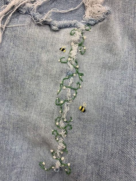 Ripped Jean Embroidery, Embroidery For Holes In Jeans, How To Embroider Ripped Jeans, Embroidery On Leggings, Embroidered Ripped Jeans, Ripped Jeans Embroidery Ideas, Embroidery Ripped Jeans, Embroidery To Fix Rips, Fix Ripped Jeans Embroidery