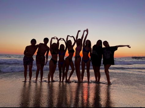 Beach Group Photo Ideas Aesthetic, Aesthetic Beach Day With Friends, 4 People Beach Pictures, Beach W Friends Aesthetic, Friend Group Pictures Beach, Sunset Group Picture, Beach Group Photo Ideas Friends, Friend Group Holiday, Beach Photoshoot Friends Group Photos