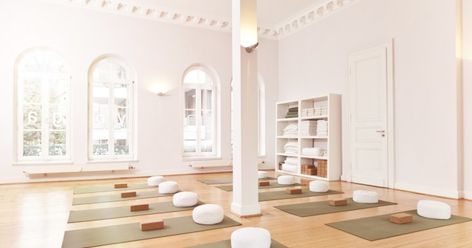 Yoga Studio Design Ideas, Yoga Studio Interior, Yoga Room Design, Relaxation Yoga, Wellness Selfcare, Meditation Relaxation, Meditation Studio, Yoga Studio Design, Wellness Studio