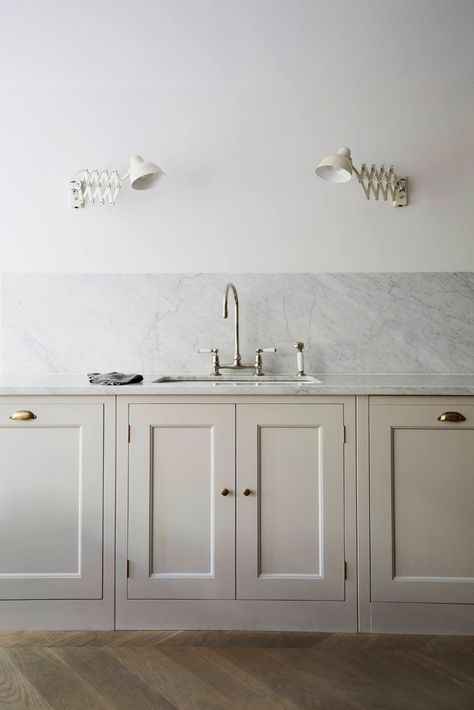 Plain English Kitchen in Brooklyn: An Old-Style Townhouse Gut Remodel by Elizabeth Roberts Architects Carrara Marble Backsplash, Carrara Marble Kitchen, Kitchen With Marble, Plain English Kitchen, Marble Backsplash Kitchen, Indoor Outdoor Kitchen, Bespoke Kitchen Design, House Planning, French Country Kitchens