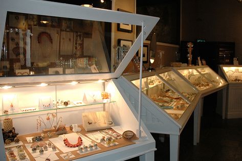 Retail Jewelry Display, Creative Jewelry Displays, Jewelry Store Displays, Jewelry Organizer Drawer, Jewelry Store Design, Jewelry Display Case, Retail Jewelry, Craft Display, Craft Show Displays