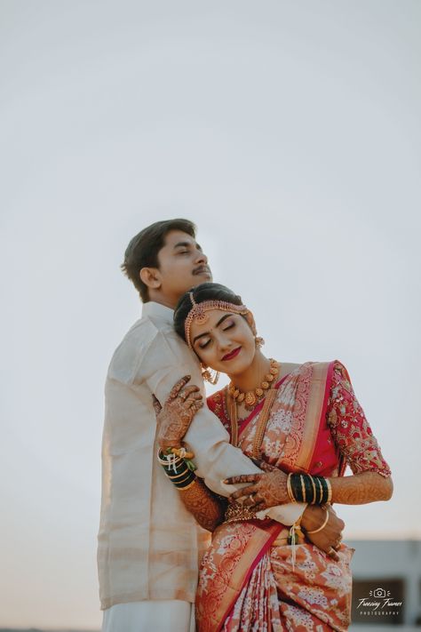 Wedding Couple Poses Hindu, South Indian Bride Groom Poses, Tamil Wedding Groom Poses, Indian Traditional Wedding Couple Poses, Engagement Photos Ideas Indian Saree, South Indian Wedding Photoshoot, Pre Wedding Shoot Poses Bride Groom, Kanku Pagla Photoshoot, Tamil Wedding Photography Couples