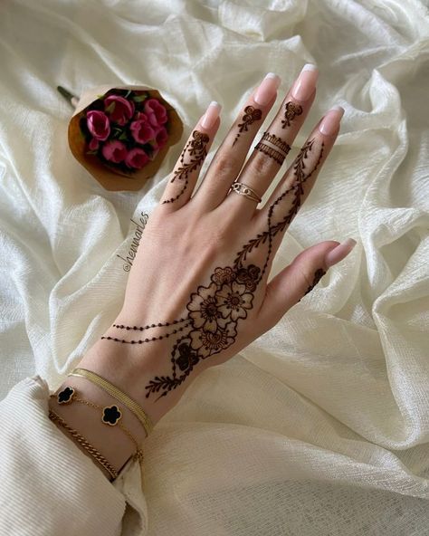 Simple Henna Designs Hand, Cute Henna Designs, Inai Pengantin, Henna Designs Wrist, Henna Nails, Henna Inspired Tattoos, Tato Henna, Finger Henna Designs, Henna Tattoo Hand