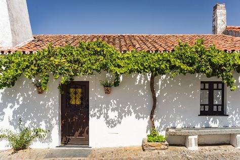 Typical Portuguese house in Monsaraz | © Federico Ranghino/Shutterstock Portugal Houses Cottages, Portugal Homes Exterior, Homes In Portugal, Traditional Portuguese House, Porches Portugal, Portugal Homes, Portuguese House, Portuguese Architecture, House Portugal