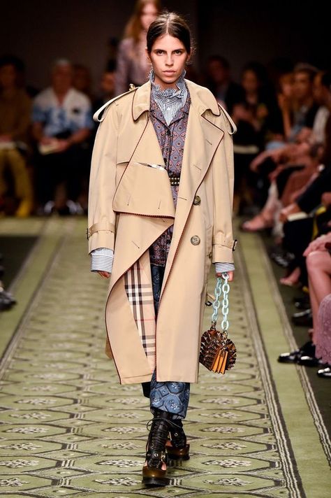 Autumn/Winter 2017. Christopher bailey transformed the iconic Burberry trench coat into superharged designs. With the muted skin tones this coat embodies classic simplicity, but with nova check pattern this trench coat helps it stand out from the cowd. However Christopher Bailey modernised this design with different shillouetes and additions like zips and buckles. Trench Coat Mafia, Trench Coat Burberry, Fashion Communication, Christopher Bailey, Trench Coat Style, Burberry Trench, Fashion Forecasting, Burberry Trench Coat, Burberry Vintage