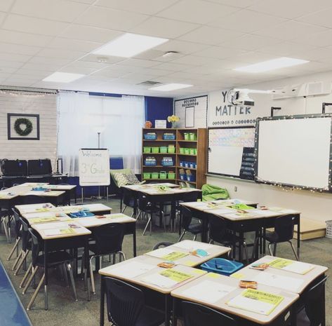 Student Seating Ideas, Large Class Seating Arrangement, Narrow Classroom Layout, L Shape Teacher Desk, Classroom 2023-2024, 2nd Grade Seating Arrangements, Desk Ideas Classroom, Classroom Desk Layout Elementary, Desk Classroom Arrangement