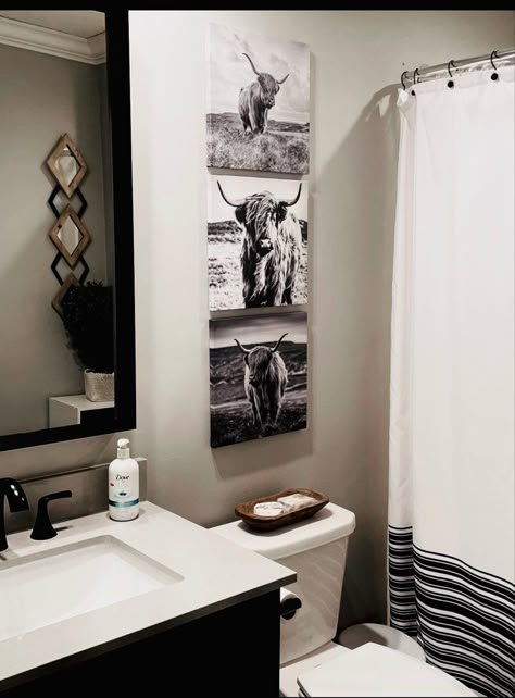 Western Bathroom Storage, Longhorn Bathroom Decor, Cow Decor For Bathroom, Western Apartment Bathroom, Farmhouse Cow Bathroom, Black And White Western Home Decor, Black Western Bathroom Ideas, Western Restroom Decor, Cow Print Apartment Decor