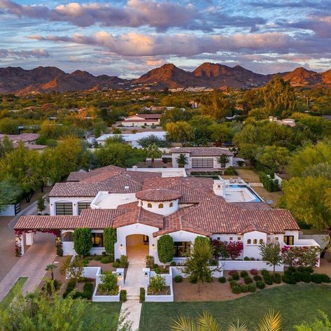 Luxury Homes on Instagram: “Check out this beautiful home for sale located in Paradise Valley, Arizona. Offering 5 bedrooms, 6 bathrooms & over 6,100 sqft of living…” Houses In Arizona, Arizona Houses, Arizona Architecture, Arizona Mountains, Arizona Homes, Paradise Valley Arizona, Santa Barbara Style, Arizona House, Real Estate Site