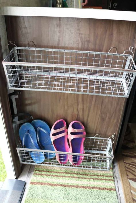 Camper Shoe Storage, Rangement Caravaning, Camper Organization Travel Trailers, Astuces Camping-car, Glamper Camper, Trailer Storage, Camper Trailer Remodel, Camper Organization, Camper Hacks