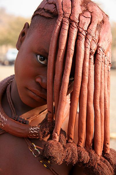 Yves Picq . Namibie Himba.   The Himba women wear their hair in long braids and cover them with a mixture of butter fat and ochre called otijize which also gives their skin a red tint. Its a common trend and symbol of beauty. Himba Girl, Himba People, Weird Beauty, African People, We Are The World, Beauty Standards, People Of The World, African Culture, African Beauty