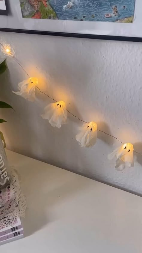 Cute halloween decorations 👻✨ Love this little diy ghost lights by @deryatavas 💗 What do you think? Cute Diy Halloween Decorations For Room, Diy Ghost Lights, Halloween Room Decorations Diy, Cute Halloween Room Decor Diy, Halloween Room Diy Decor, Ghost Room Decor, Fall Room Diy Decor, Halloween Decorations Room Diy, Diy Halloween Decorations Cute