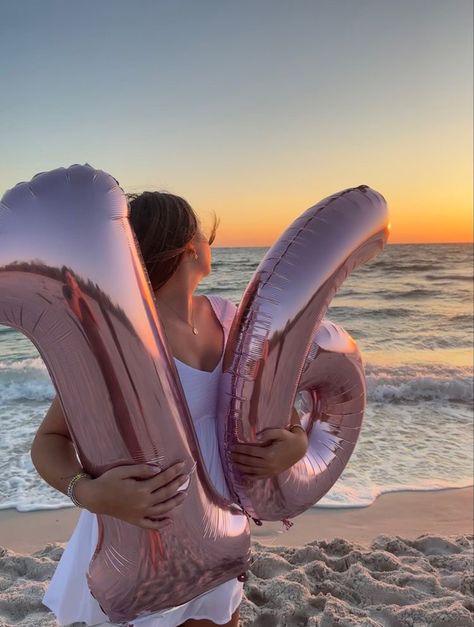 Birthday Picture Ideas Balloons, Beach Party Pictures, Beach Party Photoshoot, Bday On The Beach, Beach Bday Aesthetic, Beach Sweet 16 Photoshoot, Sweet 16 Asthetic, Birthday Ideas At The Beach, Summer Birthday Pictures