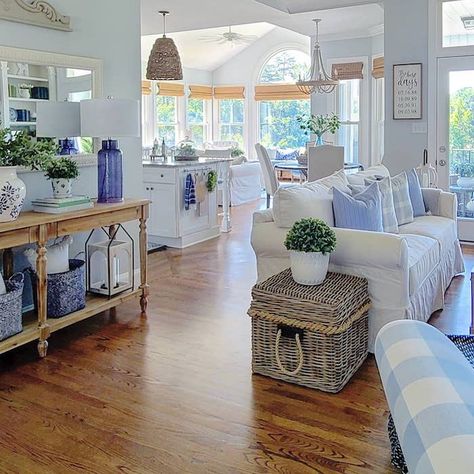 Estilo Cottage, Coastal Farmhouse Style, Beach House Living Room, Beach House Interior Design, Tropical Home Decor, Cottage Style Homes, Coastal Living Rooms, Beach House Interior, Coastal Farmhouse