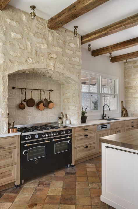 Rustique Kitchen Design, Kitchen Interior Italian, Modern Italian Farmhouse Kitchen, Italian Style Homes Interior Kitchen, Italian Kitchen Interior, Rustic Kitchen With Beams, French Country Rustic Kitchen, Country Classic Kitchen, Dream Kitchen Country