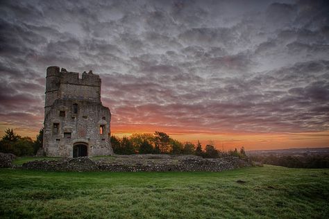 Donnington Castle Highclere Castle, English Castles, Luxor Egypt, 17th Century Art, Visiting England, England Travel, Uk Travel, Adventure Time, Monument Valley