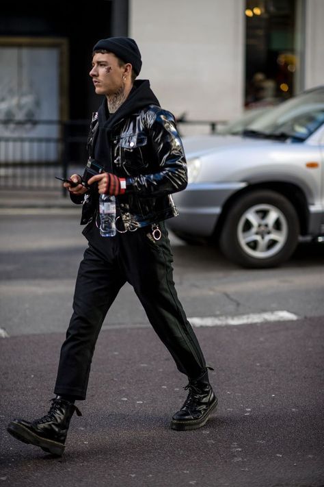 London Fashion Week Mens' Street Style: AW18 | British GQ London Fashion Week Street Style Men, Man Street Style, London Fashion Week Mens, London Fashion Weeks, Mens Fashion Urban, Estilo Punk, Men Street, Black Women Fashion, Biker Style