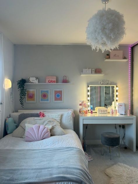 pink preppy room pink preppy room  decor pink preppy room  decor ideas pink preppy room  aesthetic pink preppy room  ideas pink preppy room  ideas bedrooms pink preppy room  decor diy Preppy Bed Decor, Pink Room Minimalist, Bedroom Ideas Themes, Cozy Room Vibes, Room Inspo Small Bedroom, Collage Apartment Ideas, Preppy Girl Bedroom, Pink Cute Bedroom, Cute Pink Room Decor