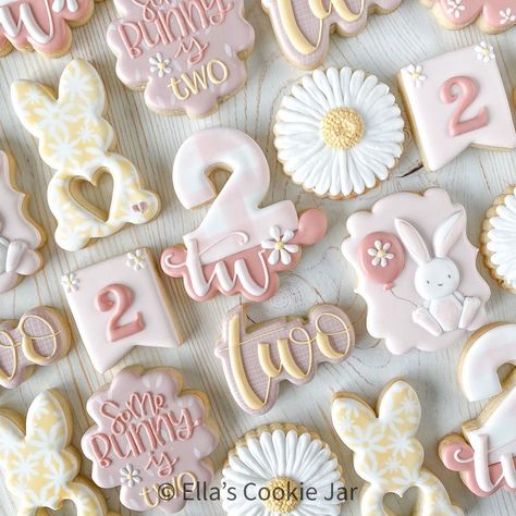 Some bunny is two! I LOVE this theme and cannot pass it up when I get asked! 🐰🐇💕 #flowercookies #bunnycookies #somebunnyisone… Some Bunny Is Two, Fancy Sugar Cookies, Bunny Birthday Cake, Royal Icing Sugar, Royal Iced Cookies, Fancy Cupcakes, Sugar Cookie Royal Icing, Iced Biscuits, Cookie Business