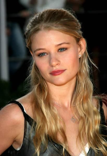 Emilie de Ravin - Gabby Blonde Aesthetic, The Hills Have Eyes, Emilie De Ravin, Latest Haircuts, Hairstyles Women, Celebrity Look Alike, Hair Locks, Celebrity Look, Celebrity Hairstyles