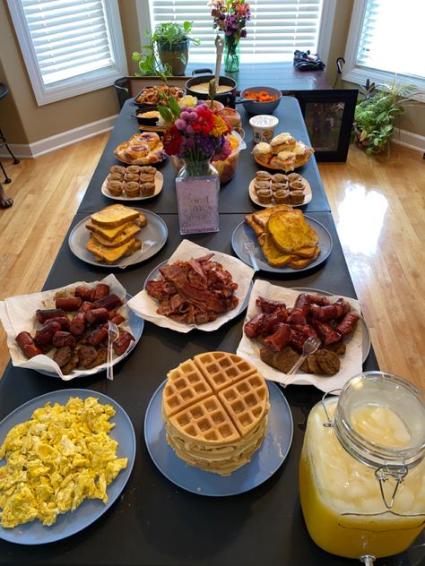 Host Breakfast Ideas, Home Style Breakfast, Breakfast Buffet Ideas Families, Huge Breakfast Buffet, Group Breakfast Aesthetic, Big Breakfast Ideas Brunch, Buffet Style Breakfast, Bachelorette Breakfast Ideas Mornings, Chef Breakfast Ideas