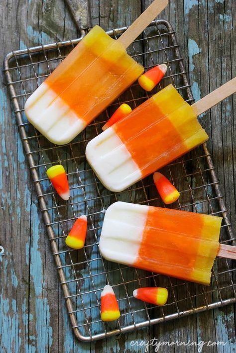 Candy Corn Popsicles Recipe- fun halloween treat for the kids to make! #halloween #halloweentreats #halloweensweets #halloweensnacks #halloweendesserts #popsicles #candycorn Healthy Halloween Food, Popsicles Recipe, Crafty Morning, Fun Halloween Treats, Spooky Food, Halloween Treats For Kids, Healthy Halloween, Sangria Recipes, Popsicle Recipes