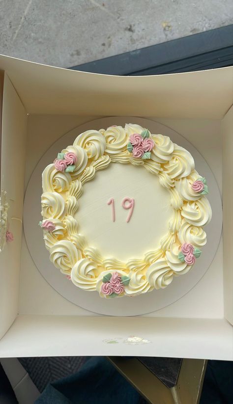 Aesthetic 19th Birthday Cakes, 19 Year Old Birthday Cake Ideas, Nineteenth Birthday Cake, Cake Ideas For 19th Birthday Girl, Circle Cakes Birthday, 19tg Birthday Cake, 19 Years Old Birthday Cake, Cakes For 19th Birthday Girl, Circle Birthday Cake Aesthetic