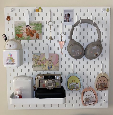 Wall Peg Board Ideas, Peg Board Ideas Bedroom, Hook Board Ideas, Ikea Peg Board Accessories, Bedroom Pegboard Ideas, Pegboard For Makeup, Ikea Cute Stuff, Pegboard Study Table, Ikea Cork Board