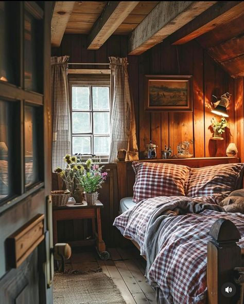 Coastal Log Cabin, Maximalist Rv, Small Cabin Bedroom, Old Southern Homes Interior, Cozy Cabin Home, Modern Log Cabin Interior, Grandmacore House, Boho Cabin Decor, Cabin Bedrooms