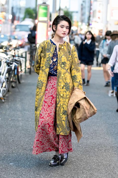 All the off-catwalk action at Fashion Week Tokyo. Tokyo Fashion Week Street Styles, Harajuku Japan, Estilo Harajuku, Tokyo Fashion Week, Walking Down The Street, Afrikaanse Mode, Fashion Week 2018, Tokyo Street Style, Tokyo Street