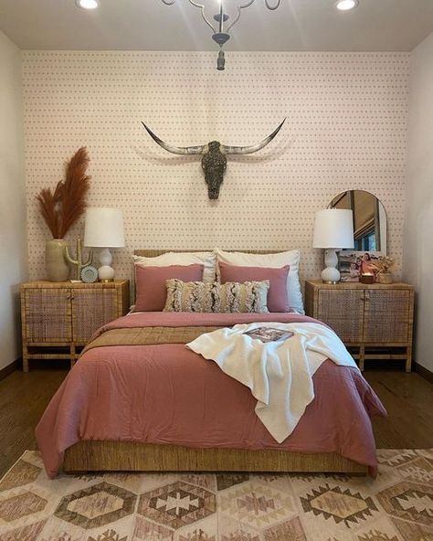 Preppy Western Bedroom Ideas, Black And Pink Western Bedroom, Cowgirl Living Room Decor, Light Western Bedroom, Cowgirl Inspired Bedroom, Glam Cowgirl Bedroom, Pink Boho Western Bedroom, Glam Western Bedroom, Eclectic Cowgirl Decor