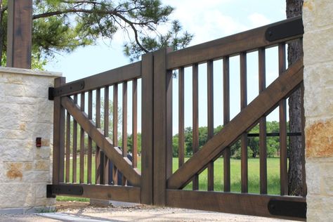 Farmhouse Gates Entrance, Farmhouse Gate Entrance Ideas, Metal Entry Gates, Modern Farmhouse Gate Entrance, Ranch Entry Gates, Farmhouse Driveway Entrance, Farmhouse Driveway, Driveway Entrance Ideas, Farmhouse Gates