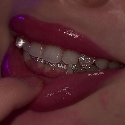 Teeth Jewelry Tooth Gems Ideas, Tooth Gem Ideas Baddie, Grills Teeth Female, Thug Baddie, Cute Grills For Women, Teeth Gems Ideas, Grillz For Females, Teeth Gems, Pretty Teeth