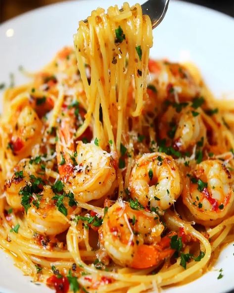 Chilli Prawn Pasta, Prawn Pasta Recipe, Garlic Prawn Pasta, Chilli Garlic Prawns, Garlic Prawn, Seafood Pasta Dishes, Prawn Pasta, Spicy Garlic Shrimp, Chilli Prawns