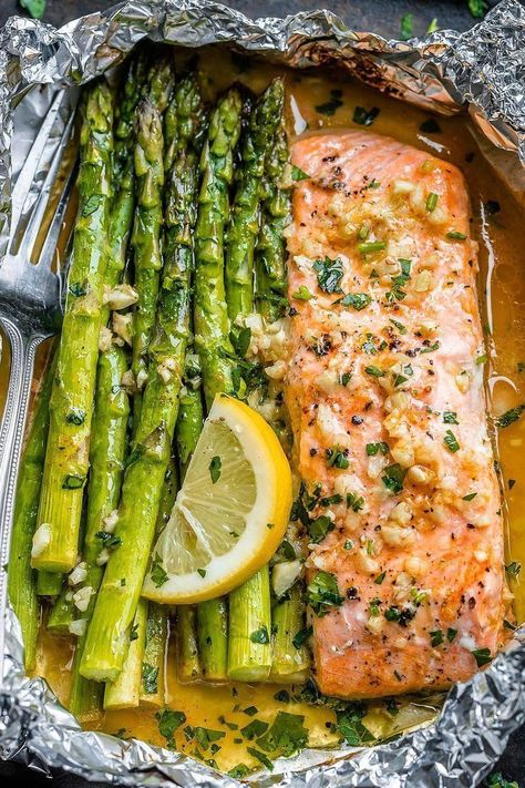 Best baked Salmon Recipe, Salmon and Asparagus Foil Packs with Garlic Butter Sauce – Whip up something quick and delicious tonight! CLICK HERE to Get the Recipe Salmon And Asparagus In Foil, Salmon Asparagus Foil, Garlic Lemon Butter Sauce, Baked Salmon And Asparagus, Lemon Garlic Butter Sauce, Delicious Salmon Recipes, Foil Packs, Resep Smoothie, Food Motivation