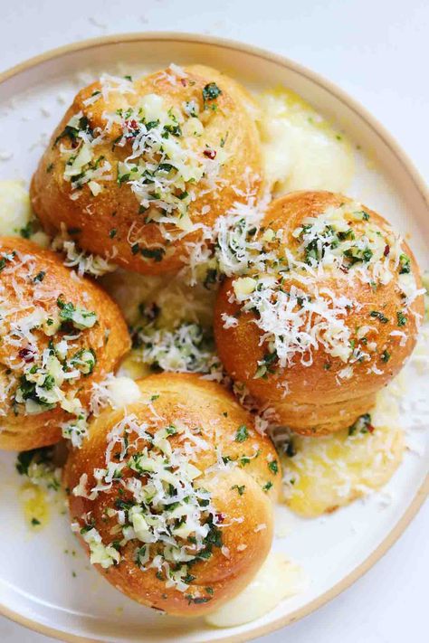 Crescent Roll Garlic Knots, Crescent Roll Recipes Appetizers, Pillsbury Crescent Roll Recipes, Roll Dough Recipe, Cottage Cheese Smoothie, Cottage Cheese Desserts, Garlic Knots Recipe, Garlic Rolls, Crescent Recipes