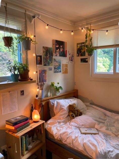 Dorm Room Boho Ideas, Apartment Room Lighting Ideas, Dorm Bedding Aesthetic, Dorm Mood Lighting, California Dorm Room, Cozy Eclectic Bedroom Vintage, Room Format Ideas, Uc Santa Cruz Dorm, Cool Dorm Decor