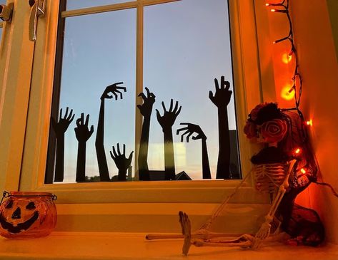 Porta Halloween, Halloween Window Display, Pelottava Halloween, Halloween Window Decorations, Halloween Office, Halloween Decor Diy, Casa Halloween, Homemade Halloween Decorations, Halloween Classroom